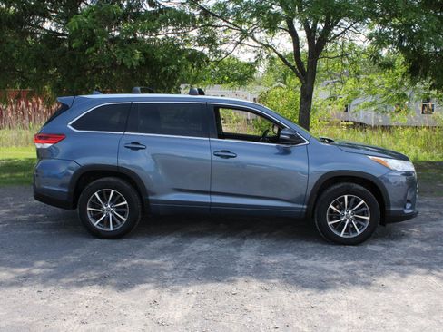 Used 2018 Toyota Highlander XLE AWD/4WD image 5