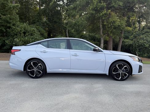 Used 2025 Nissan Altima 2.5 SR FWD image 33