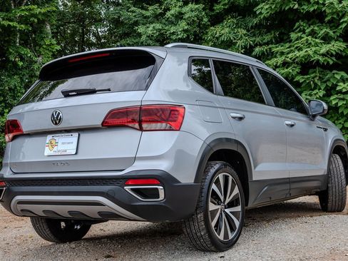 Used 2022 Volkswagen Taos SE FWD image 5
