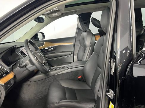 Used 2025 Volvo XC90 B6 Plus image 22