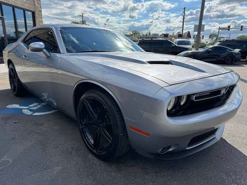 Used 2015 Dodge Challenger SXT RWD image 3
