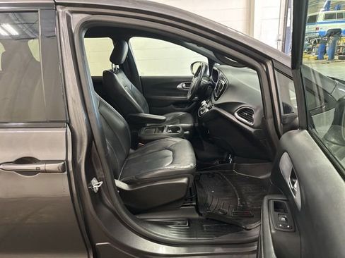 Used 2020 Chrysler Pacifica Touring-L w/ S Appearance Package image 11