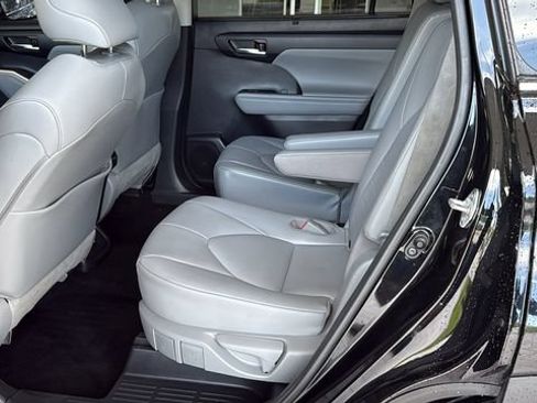 Certified 2021 Toyota Highlander XLE FWD image 17