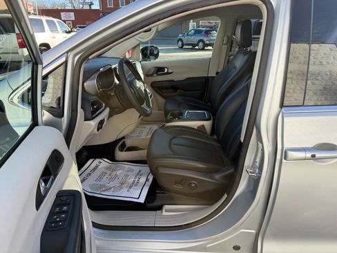 Used 2024 Chrysler Pacifica Touring-L FWD image 20