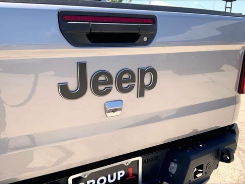 Used 2020 Jeep Gladiator Overland AWD/4WD image 30