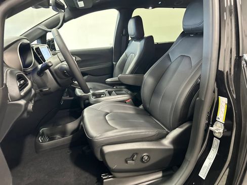 New 2027 Chrysler Pacifica Select FWD image 16