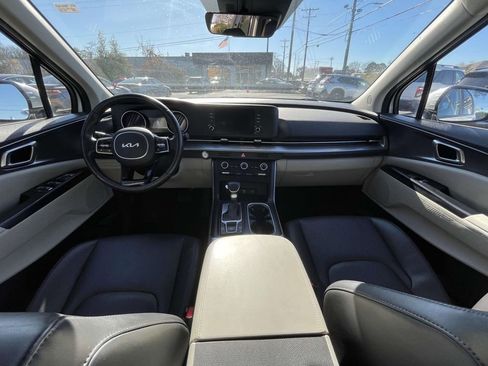 Used 2024 Kia Carnival LX image 28