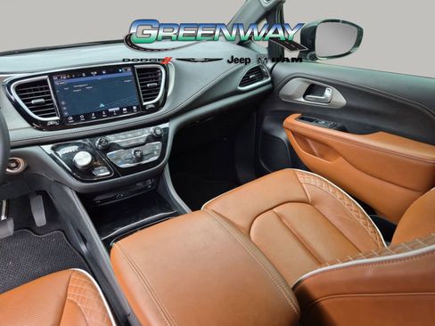 Used 2024 Chrysler Pacifica Pinnacle FWD image 15