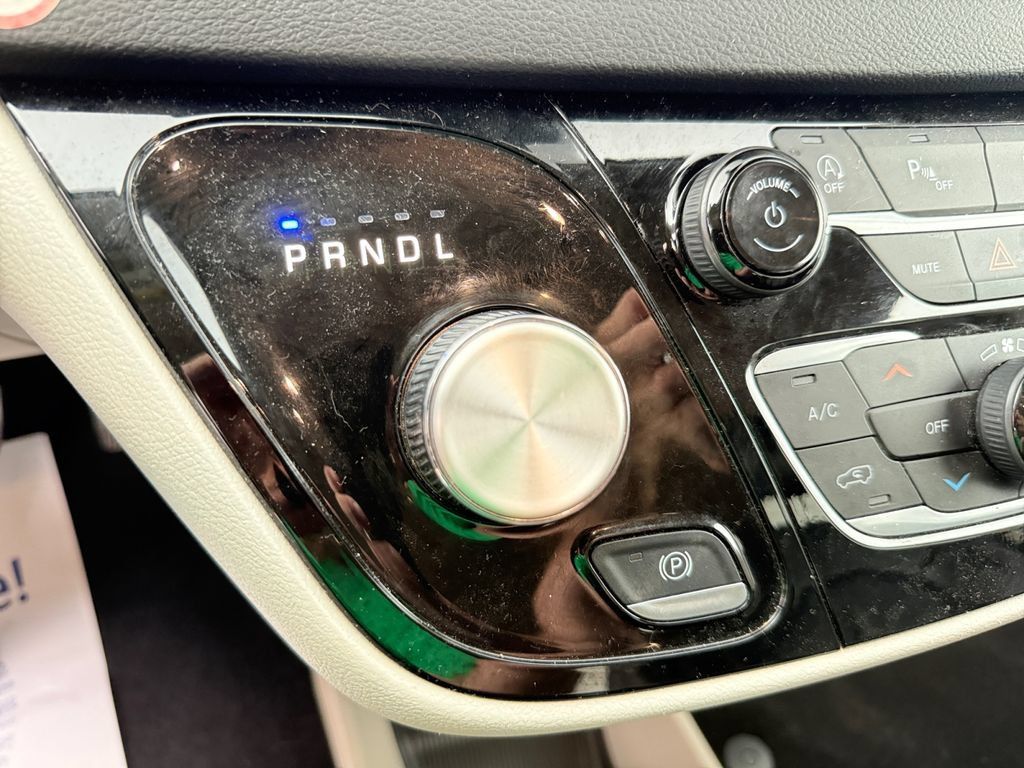 Used 2023 Chrysler Pacifica Touring-L FWD image 29