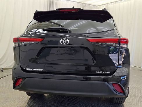 Used 2023 Toyota Highlander XLE AWD/4WD image 2