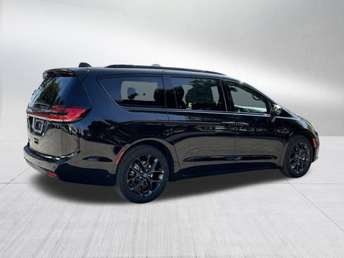 New 2026 Chrysler Pacifica Select w/ S Appearance Package image 5