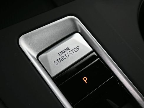 Used 2024 Volkswagen Atlas Cross Sport SE image 28