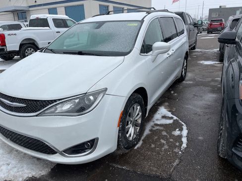 Used 2018 Chrysler Pacifica Touring Plus image 4