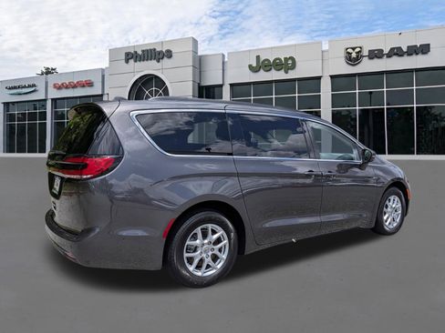 Certified 2022 Chrysler Pacifica Touring-L w/ Uconnect Theater Family Group FWD image 3