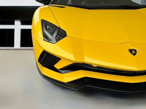 Used 2018 Lamborghini Aventador S image 9