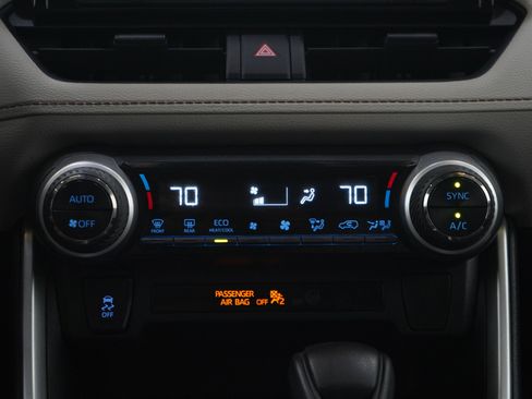 Used 2019 Toyota RAV4 XLE AWD/4WD image 18