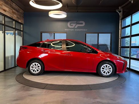 Used 2019 Toyota Prius LE FWD image 2