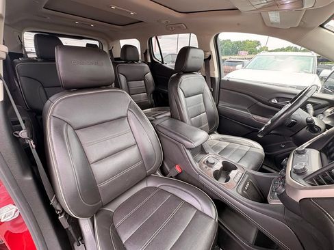 Used 2021 GMC Acadia Denali w/ Denali Technology Package FWD image 30