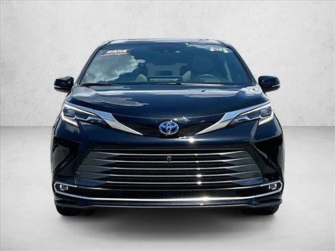 Used 2025 Toyota Sienna Platinum AWD/4WD image 2