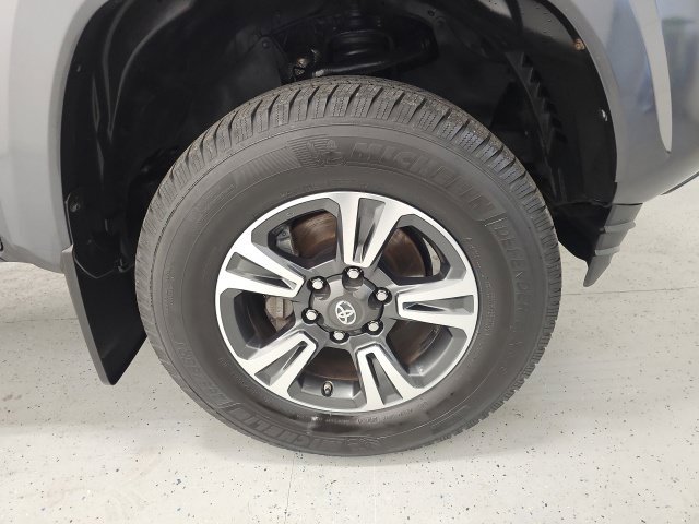 Used 2017 Toyota Tacoma TRD Sport w/ Tow Package (A/T) AWD/4WD image 12