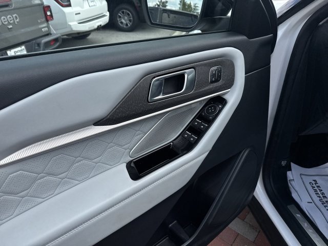 Used 2025 Ford Explorer Platinum w/ Ultimate Package AWD/4WD image 11