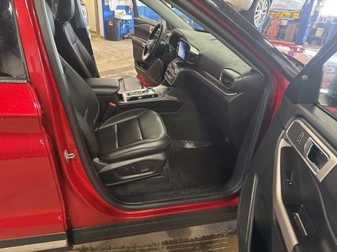Used 2024 Ford Explorer XLT w/ Equipment Group 202A image 9