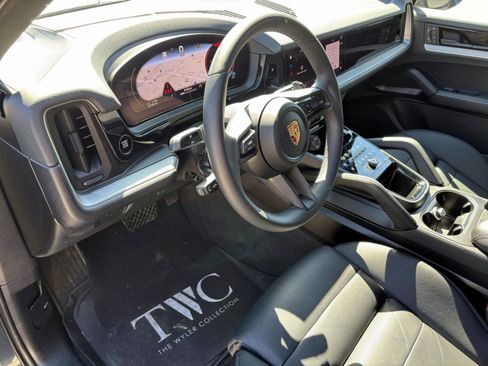 Used 2025 Porsche Cayenne image 25