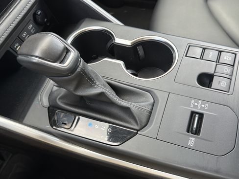 Certified 2025 Toyota Highlander XLE FWD image 10