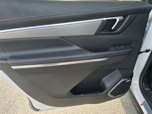 Used 2025 Buick Enclave Preferred w/ Power Package image 14