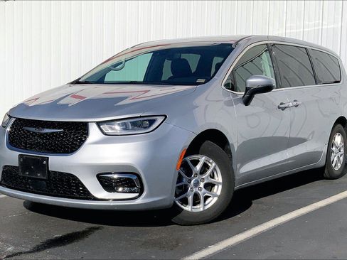 Used 2023 Chrysler Pacifica Touring-L image 1