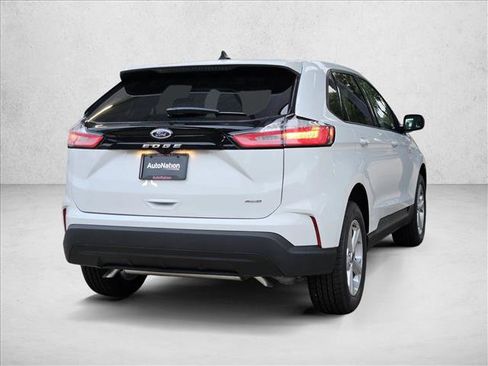 Used 2024 Ford Edge SE image 2