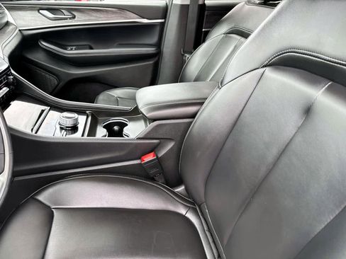 Used 2024 Jeep Grand Cherokee Limited w/ Black Appearance Package image 18