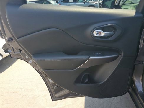 Used 2019 Jeep Cherokee Limited image 15