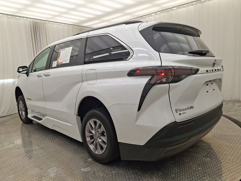 Used 2026 Toyota Sienna XLE FWD image 17