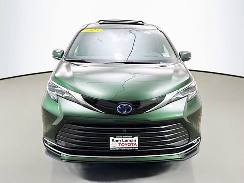 Used 2025 Toyota Sienna Platinum AWD/4WD image 2
