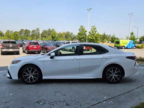 Used 2024 Toyota Camry SE FWD image 4
