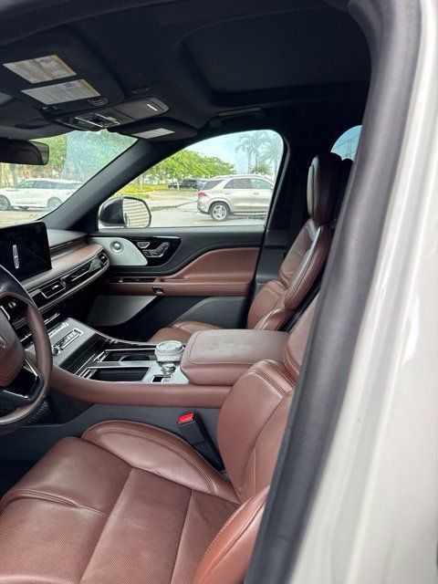Used 2025 Lincoln Aviator Reserve w/ Luxury Package RWD image 4