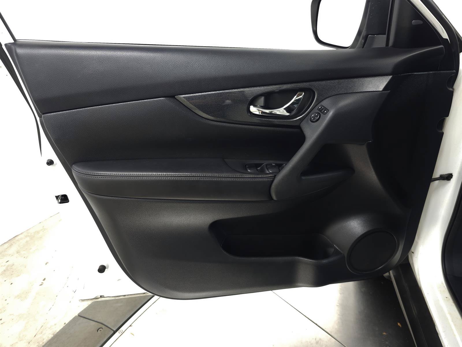 Used 2015 Nissan Rogue SL w/ SL Premium Package AWD/4WD image 12