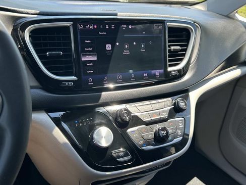 Used 2023 Chrysler Pacifica Touring-L FWD image 32