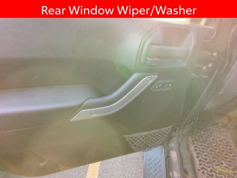 Used 2017 Jeep Wrangler Sahara w/ Connectivity Group AWD/4WD image 8