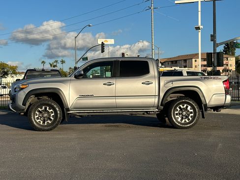 Used 2019 Toyota Tacoma TRD Off-Road image 2