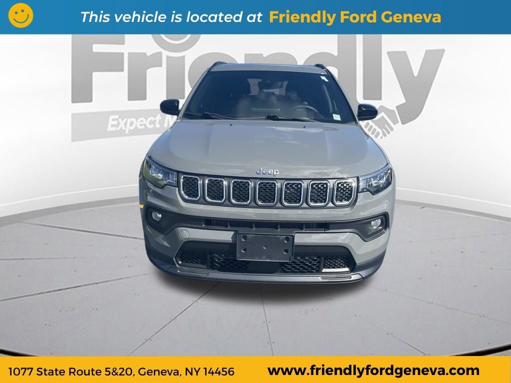 Used 2023 Jeep Compass Latitude w/ Convenience Group AWD/4WD image 2