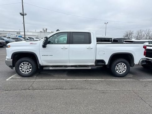 Used 2024 Chevrolet Silverado 2500 LT AWD/4WD image 2