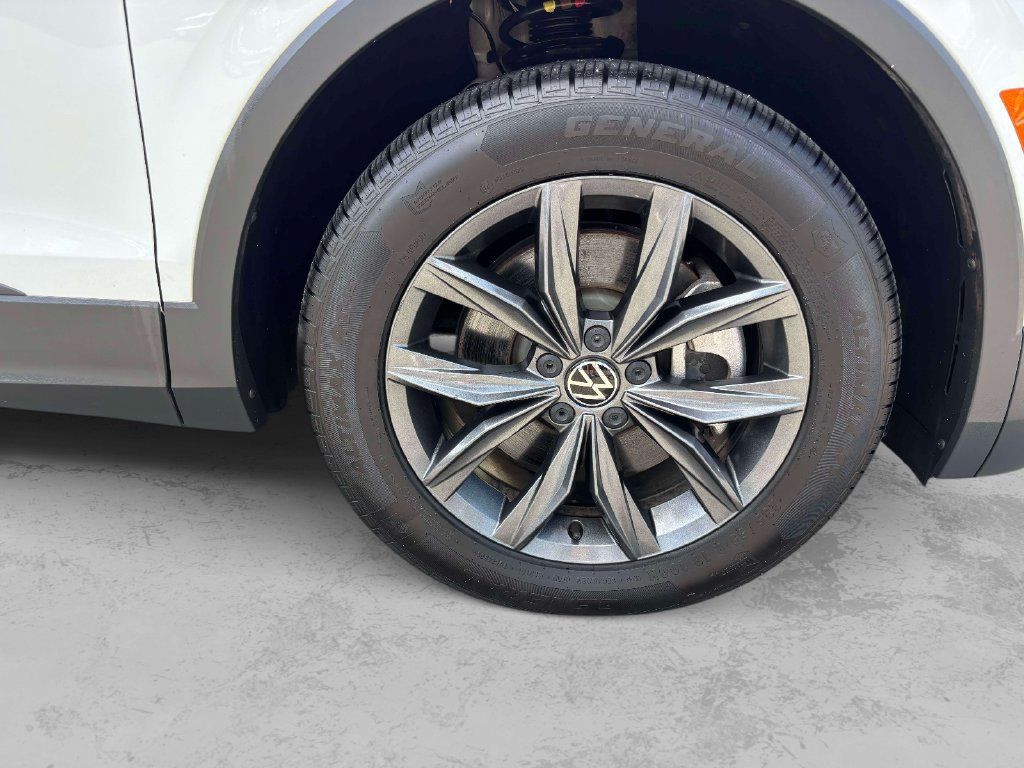Used 2022 Volkswagen Tiguan SE AWD/4WD image 41