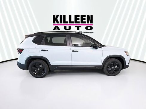 New 2026 Volkswagen Taos SE FWD image 8