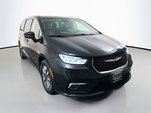 Used 2022 Chrysler Pacifica Touring-L FWD image 1