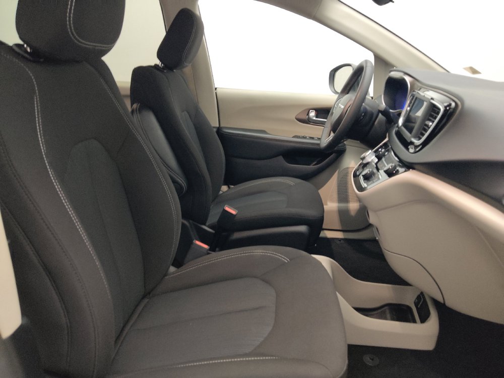 Used 2023 Chrysler Voyager LX FWD image 21