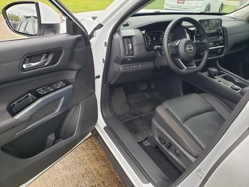 Certified 2025 Nissan Pathfinder SL w/ SL Premium Package image 15