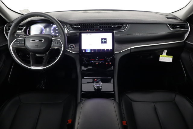 Used 2023 Jeep Grand Cherokee Limited RWD image 12