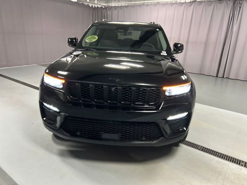 Used 2023 Jeep Grand Cherokee Limited w/ Luxury Tech Group II image 2